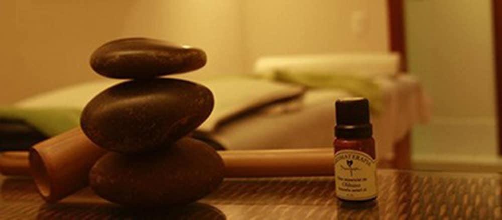 머제스틱 팰리스 호텔 Florianópolis 외부 사진 A bottle of essential oil