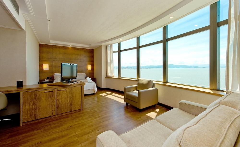 머제스틱 팰리스 호텔 Florianópolis 외부 사진 A suite at the hotel