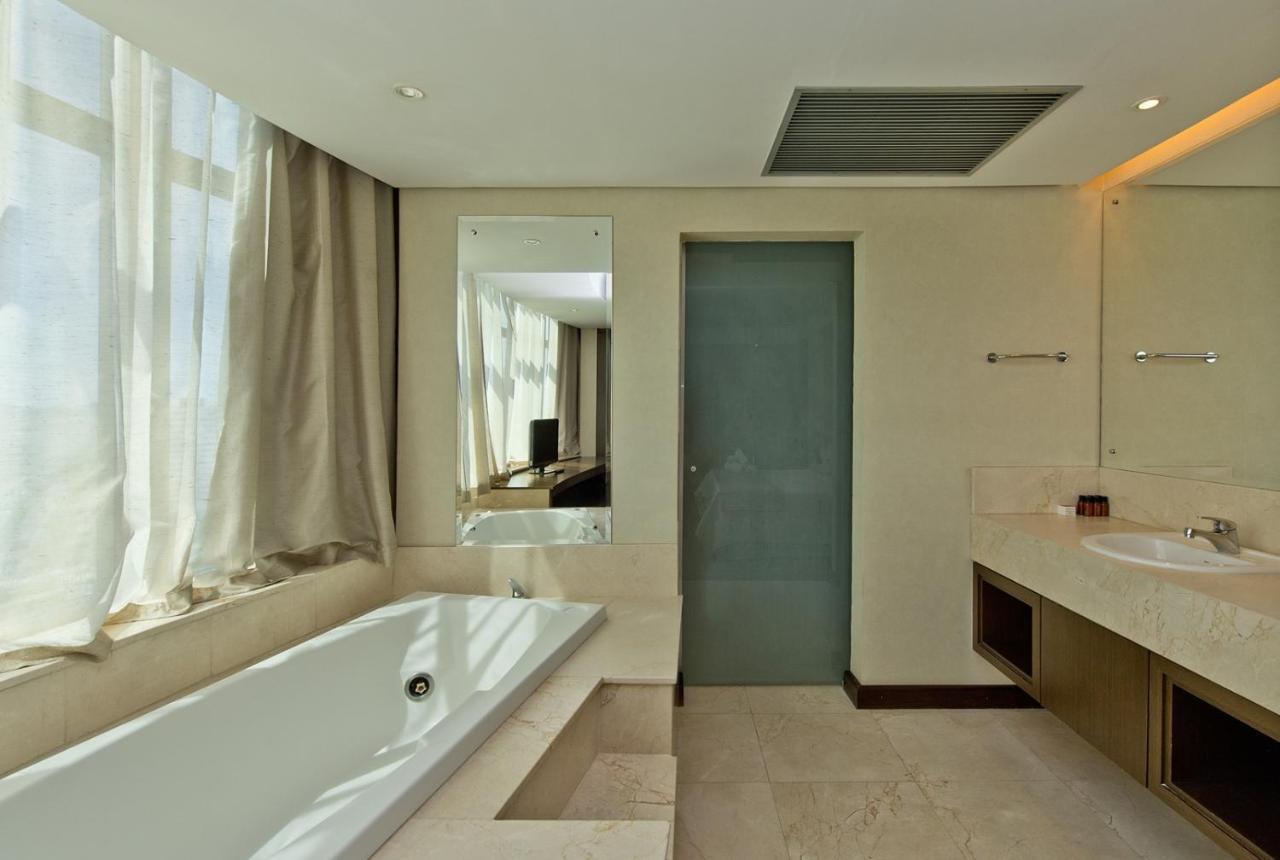 머제스틱 팰리스 호텔 Florianópolis 외부 사진 A bathroom with a shower door