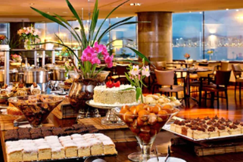 머제스틱 팰리스 호텔 Florianópolis 외부 사진 A buffet at a hotel