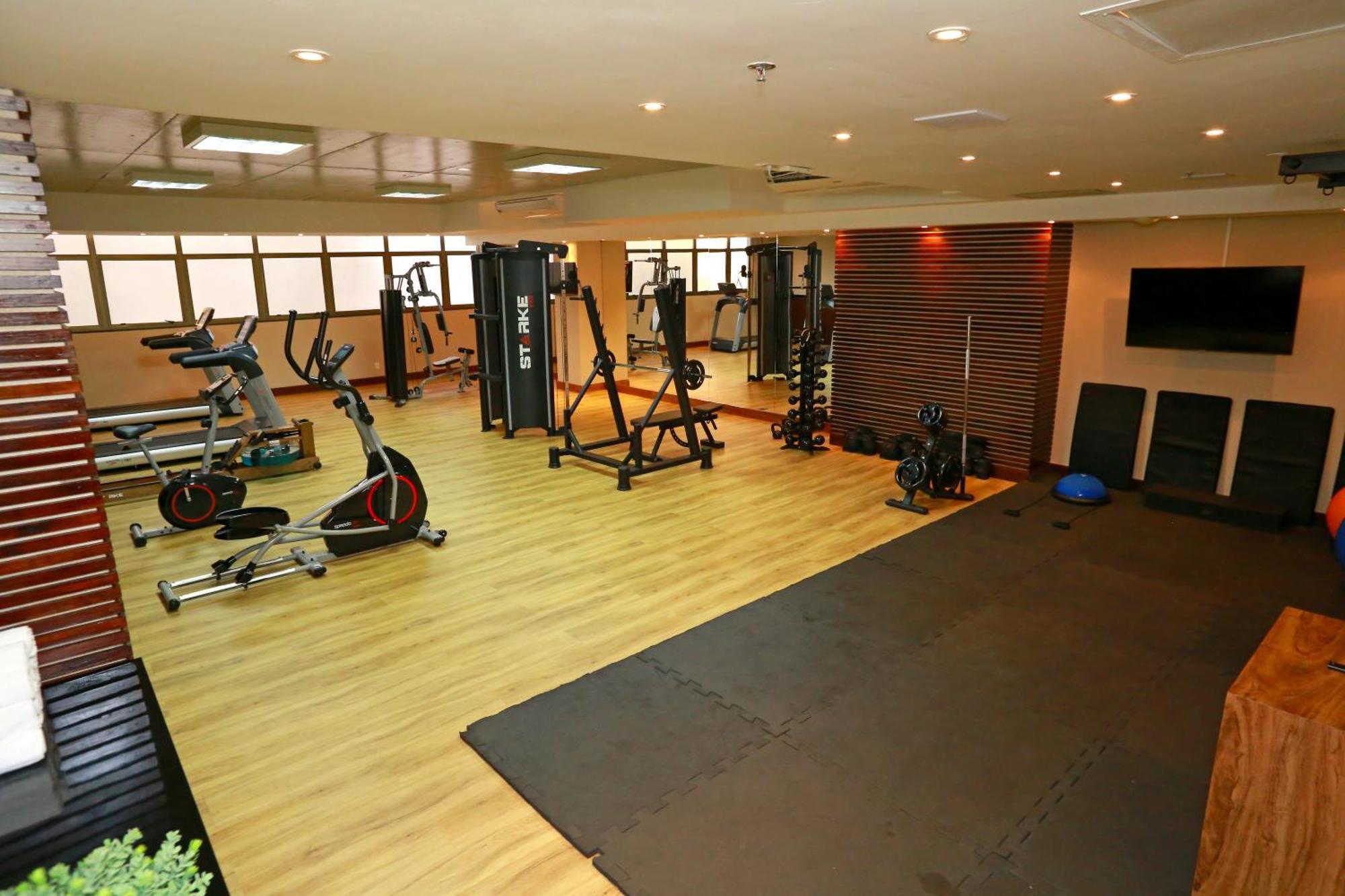 머제스틱 팰리스 호텔 Florianópolis 외부 사진 A gym in a hotel