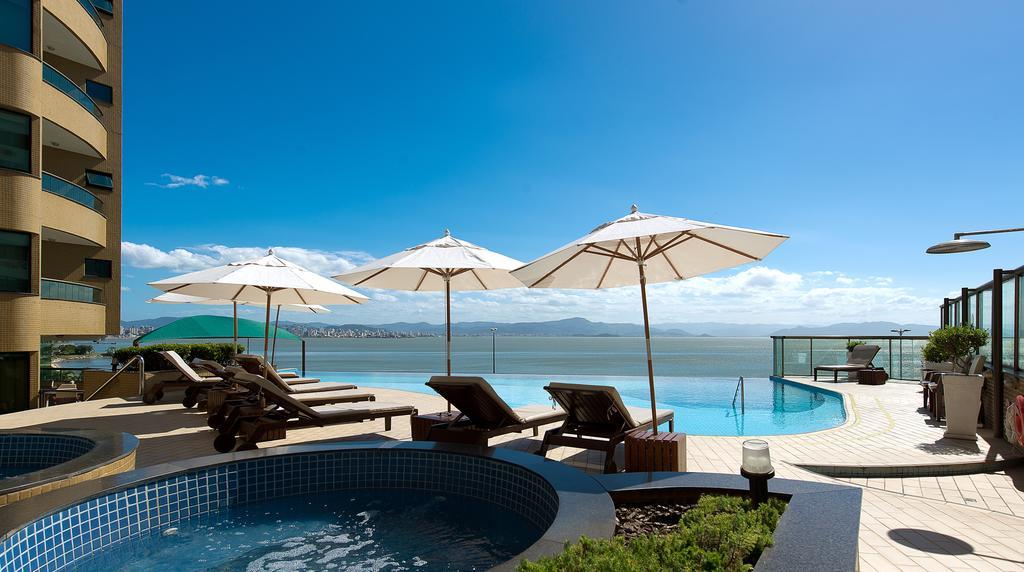 머제스틱 팰리스 호텔 Florianópolis 외부 사진 The pool at the hotel