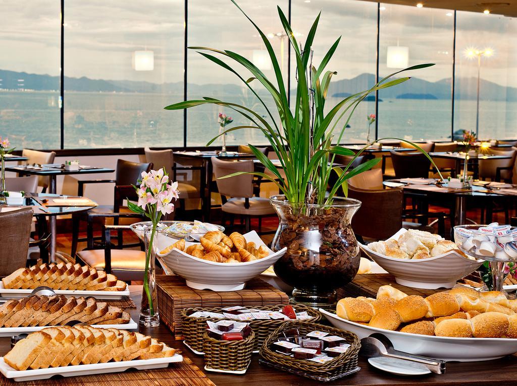 머제스틱 팰리스 호텔 Florianópolis 외부 사진 A buffet at a hotel