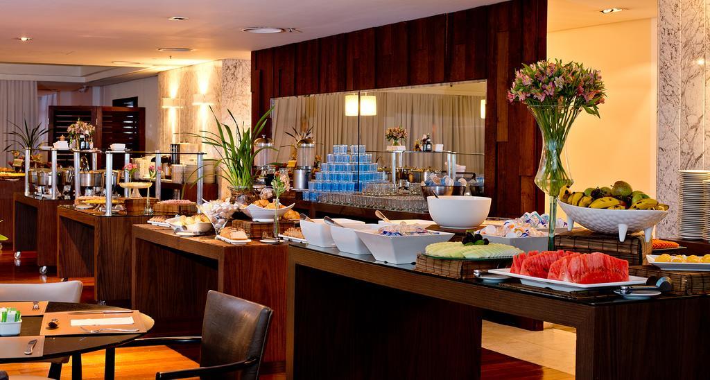 머제스틱 팰리스 호텔 Florianópolis 외부 사진 A buffet at a hotel