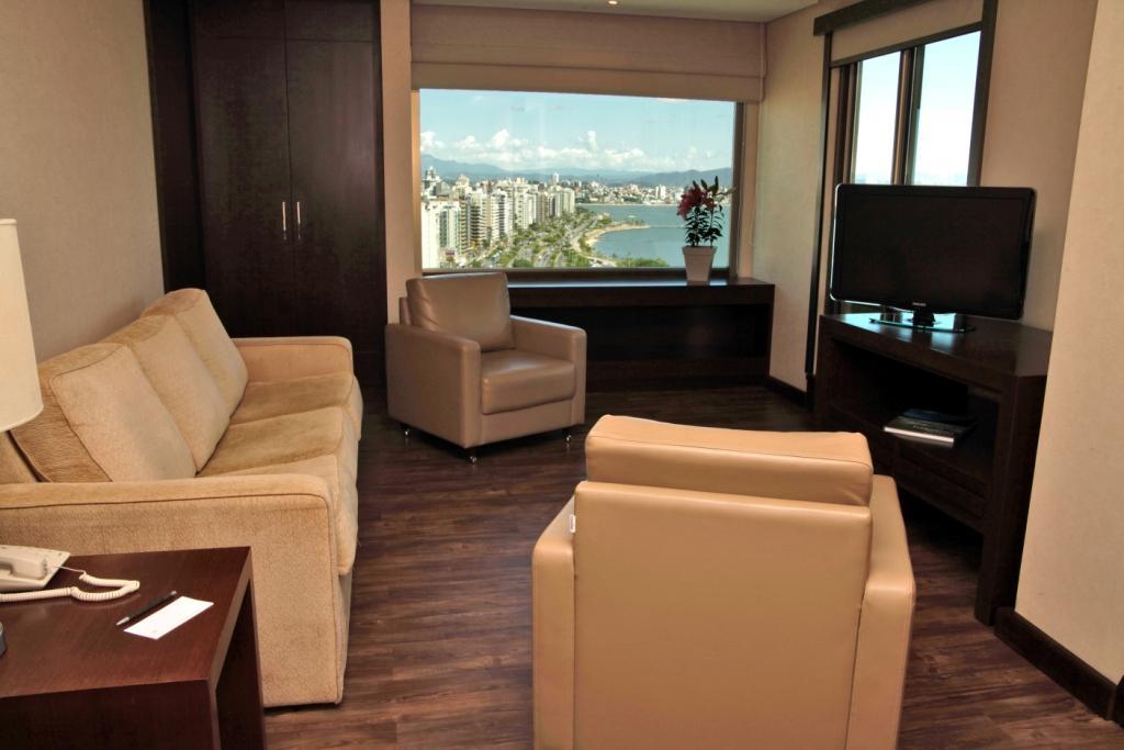 머제스틱 팰리스 호텔 Florianópolis 외부 사진 Living room of a suite at the hotel