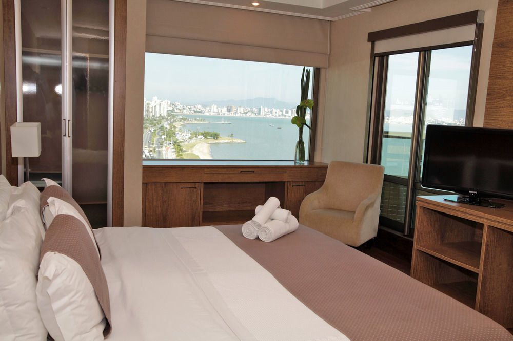 머제스틱 팰리스 호텔 Florianópolis 외부 사진 A bedroom in the hotel
