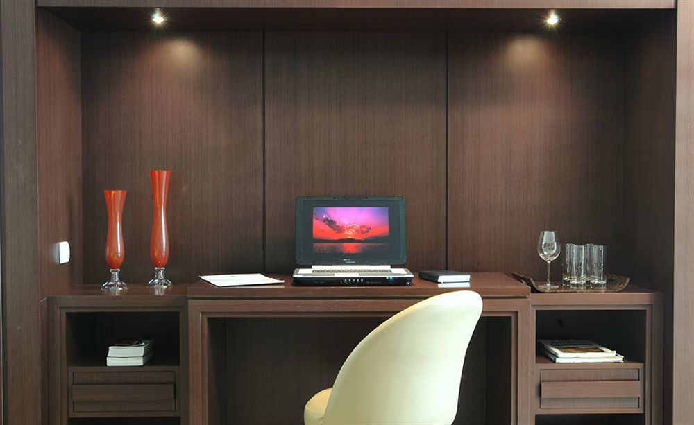 머제스틱 팰리스 호텔 Florianópolis 외부 사진 A computer on a desk